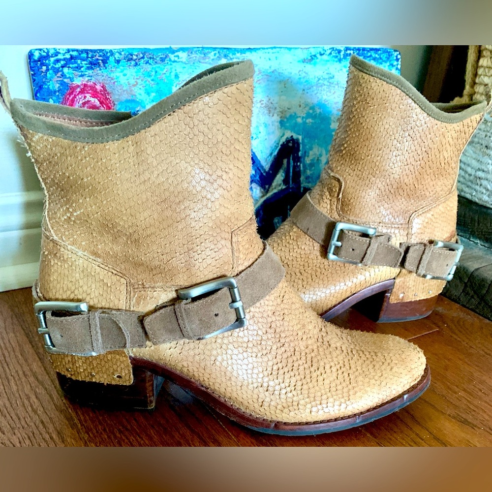 Donald J. Pliner Snake Suede Tan “WADE” Moto Cowgirl Pull-Tab Zip Buckles Sz 8.5
